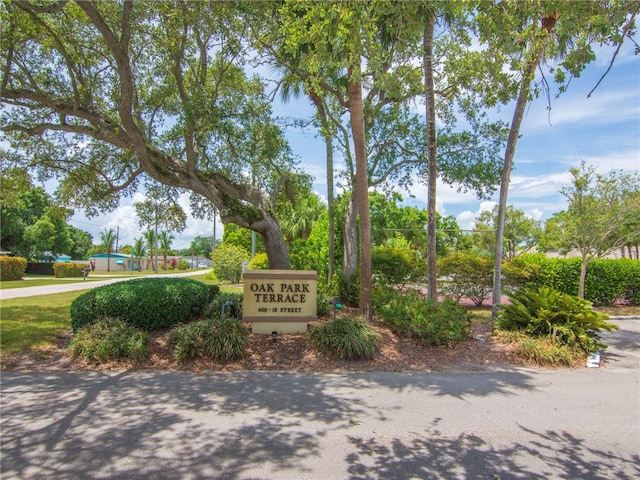 view of community / neighborhood sign