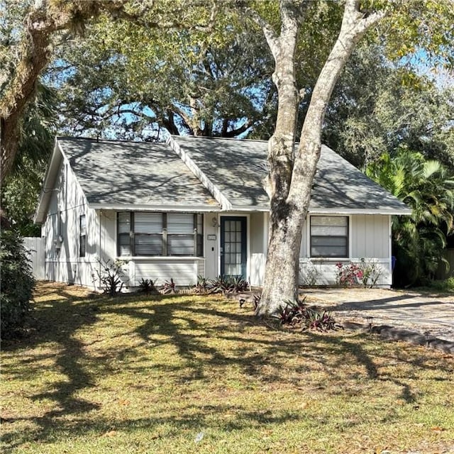 single story home with a front lawn