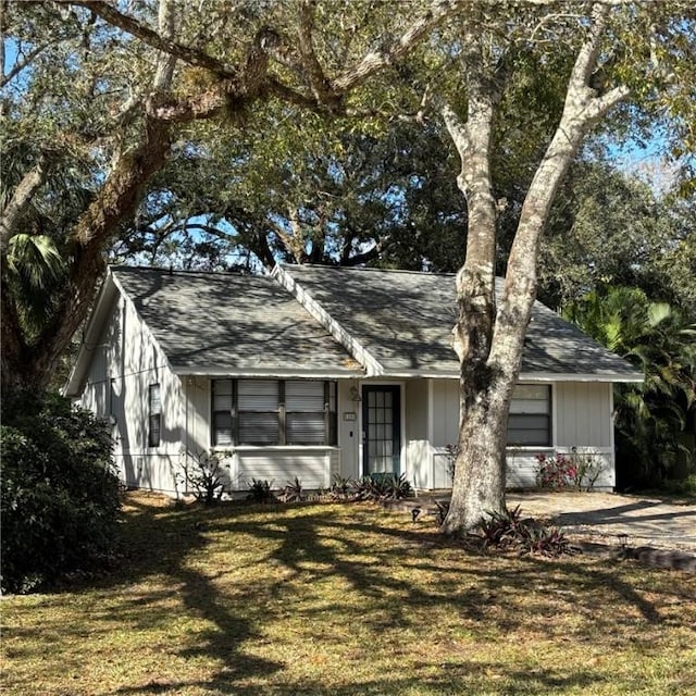 single story home with a front yard