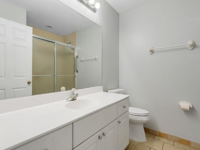 full bath with toilet, a shower stall, baseboards, and vanity