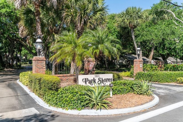 view of community / neighborhood sign