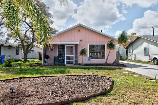 view of front of house featuring a front lawn