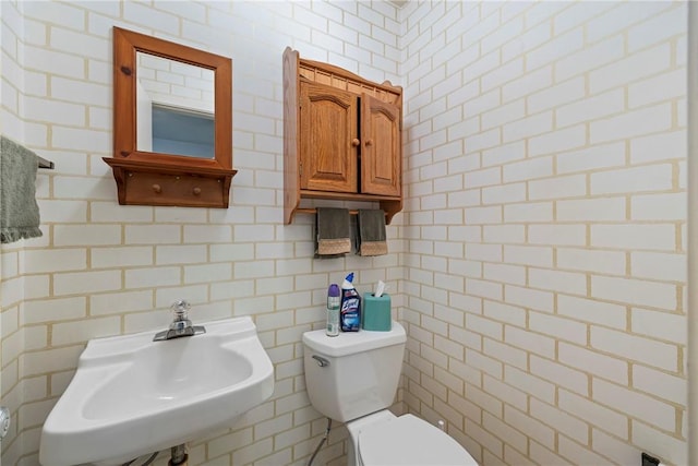 bathroom featuring toilet and sink