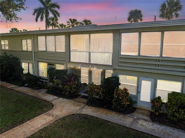 view of front of home featuring a lawn