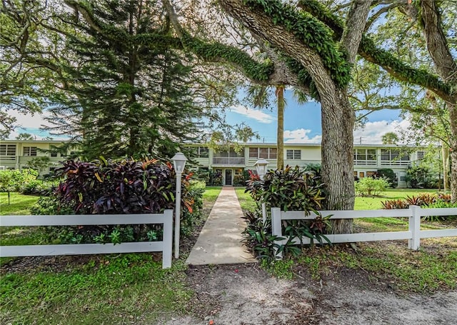 view of front of property featuring a front yard