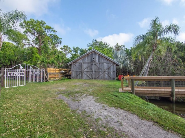 view of yard featuring an outbuilding