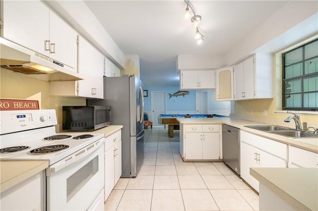 1635 71st Ct, Vero Beach, FL 32966 - kitchen with appliances with stainless steel finishes, under cabinet range hood, light countertops, a peninsula, and white cabinetry