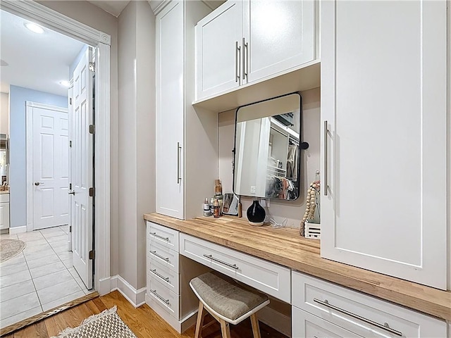 105 Charleston Oaks Dr, Port St Lucie, FL 34983 - mudroom featuring built in desk, baseboards, light wood finished floors, and recessed lighting