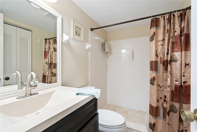 bathroom with toilet, vanity, and curtained shower