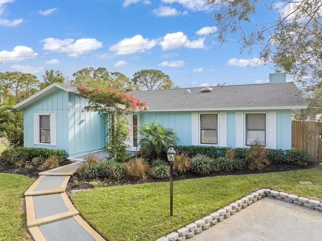 single story home with a front yard