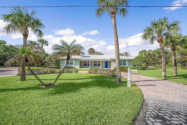 view of front of house with a front lawn