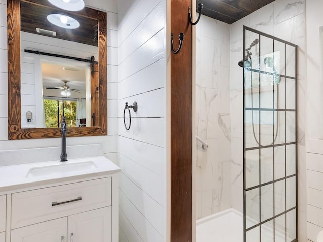 bathroom featuring tiled shower, vanity, and ceiling fan