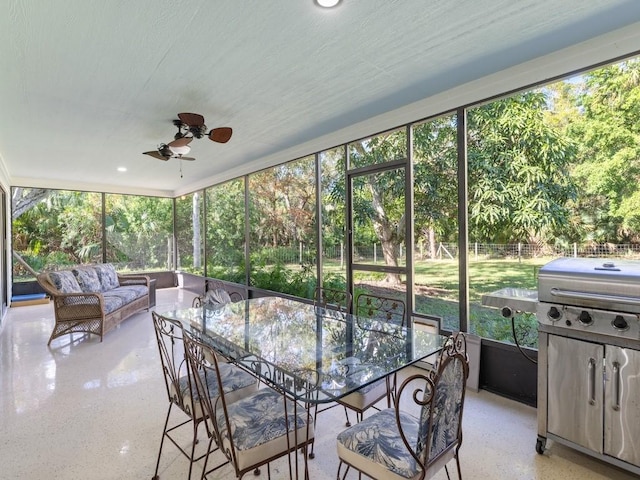 sunroom with ceiling fan