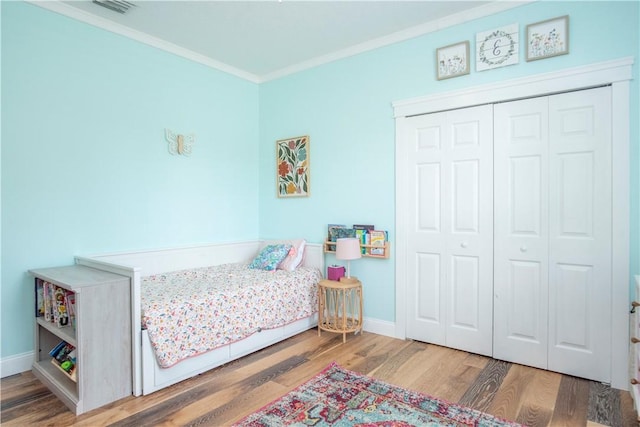 500 45th Ct SW, Vero Beach, FL 32968 - bedroom featuring wood finished floors, ornamental molding, and a closet