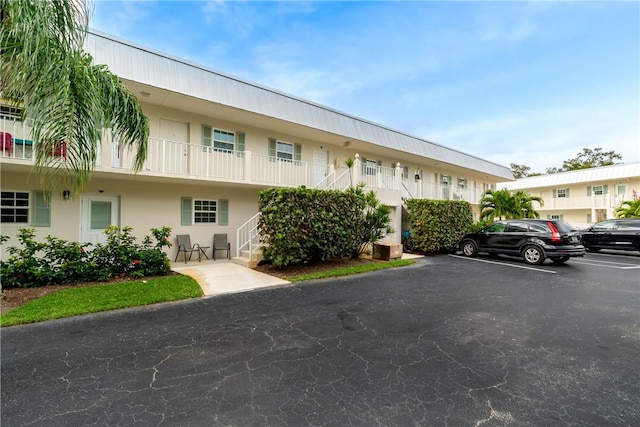 900 Jasmine Ln Unit 203A, Vero Beach, FL 32963 - view of building exterior with uncovered parking