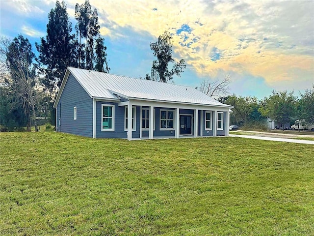 view of front facade featuring a lawn