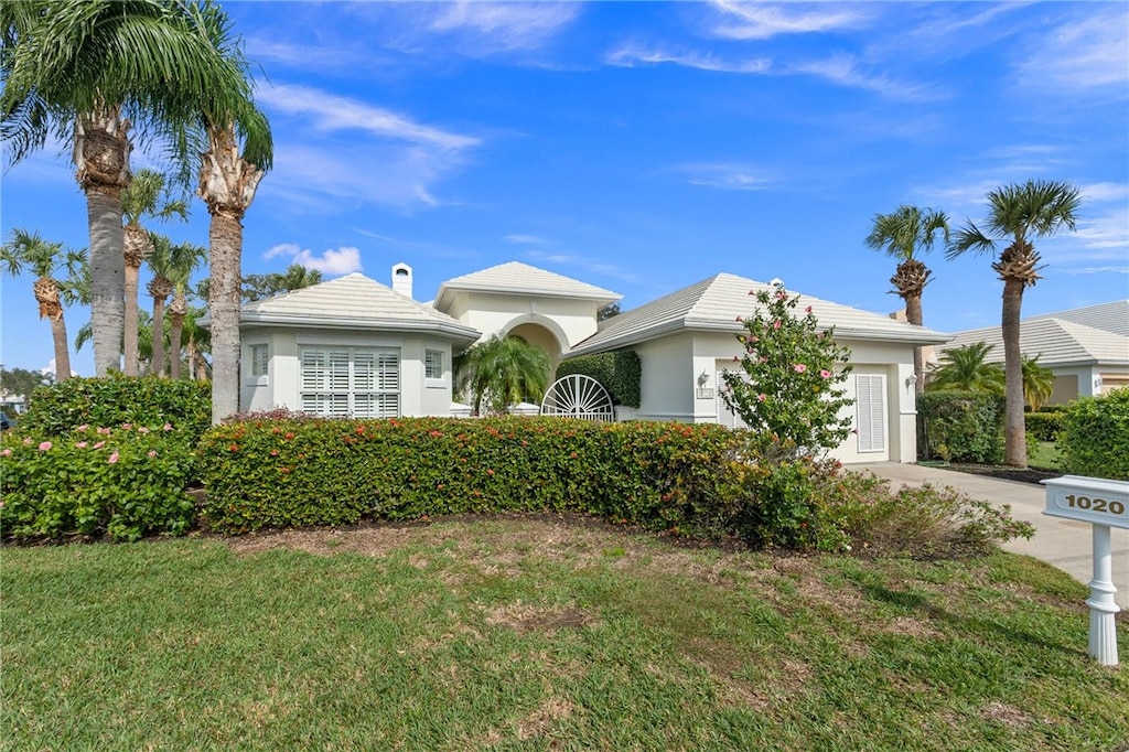 view of front of property featuring a front lawn