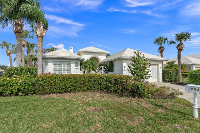 view of front of property featuring a front lawn