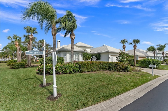 view of front facade featuring a front yard