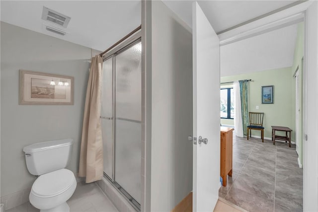 full bath featuring visible vents, toilet, a stall shower, and baseboards