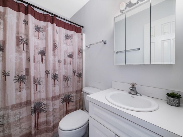 full bath with a shower with shower curtain, vanity, and toilet