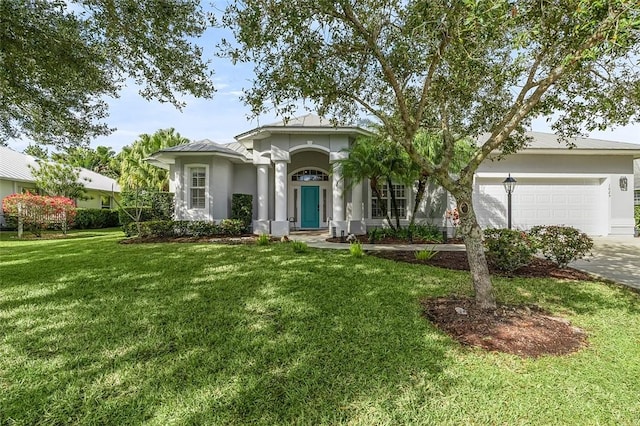 view of front of house featuring a garage and a front yard