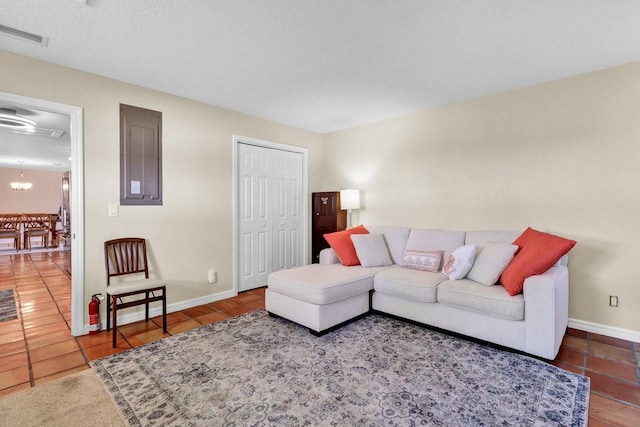 tiled living room with an inviting chandelier, visible vents, and baseboards