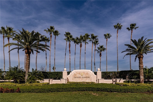 community sign with a lawn