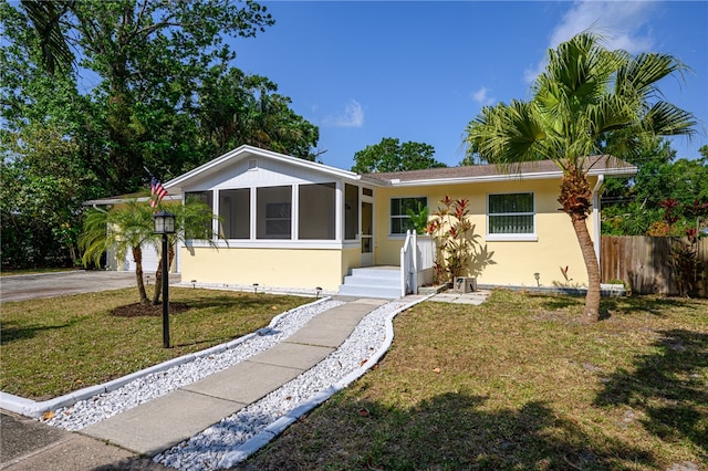 single story home featuring a front lawn