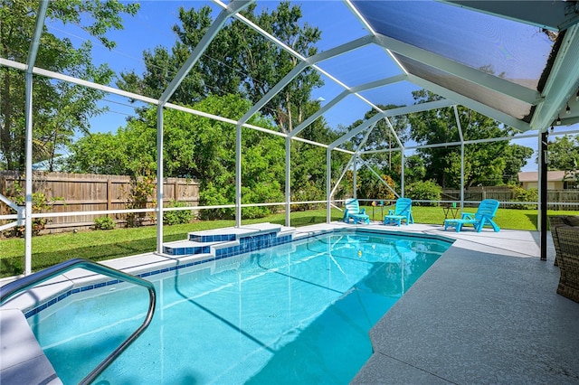 view of swimming pool featuring a lanai, a hot tub, a yard, and a patio area