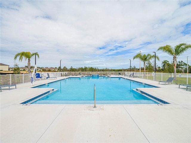 4101 Keeson Cir, Vero Beach, FL 32967 - community pool with a patio area