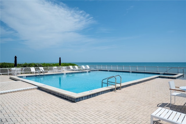 8455 Bay Leaf Ln Unit 11, Vero Beach, FL 32963 - community pool with a patio area, a hot tub, and fence