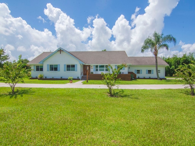 ranch-style home featuring a front lawn