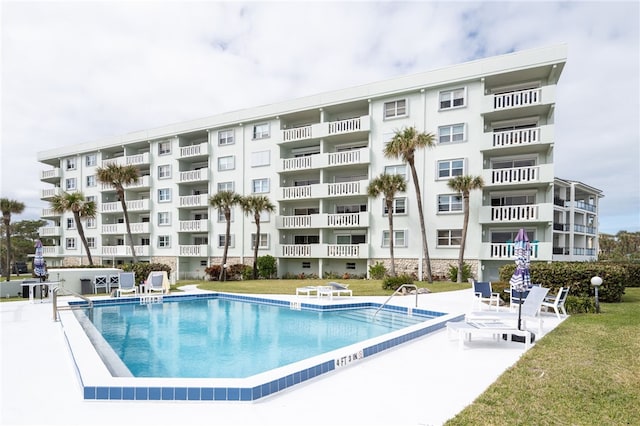 view of swimming pool with a lawn