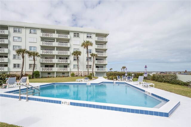 view of swimming pool