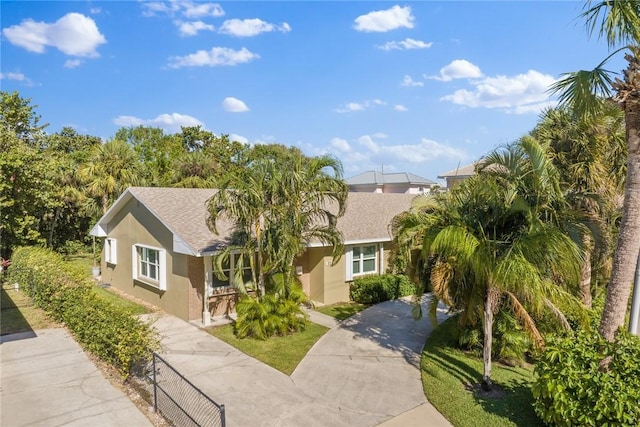 view of front of home featuring a front yard