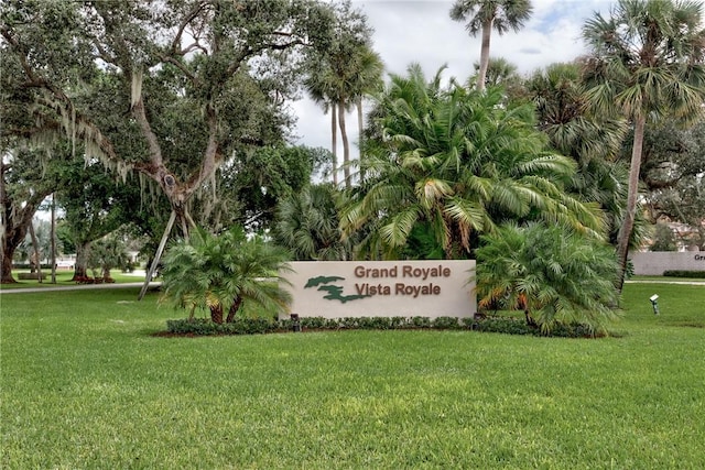 community / neighborhood sign featuring a lawn