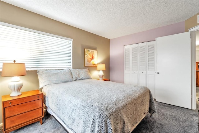 bedroom featuring carpet, a textured ceiling, and a closet