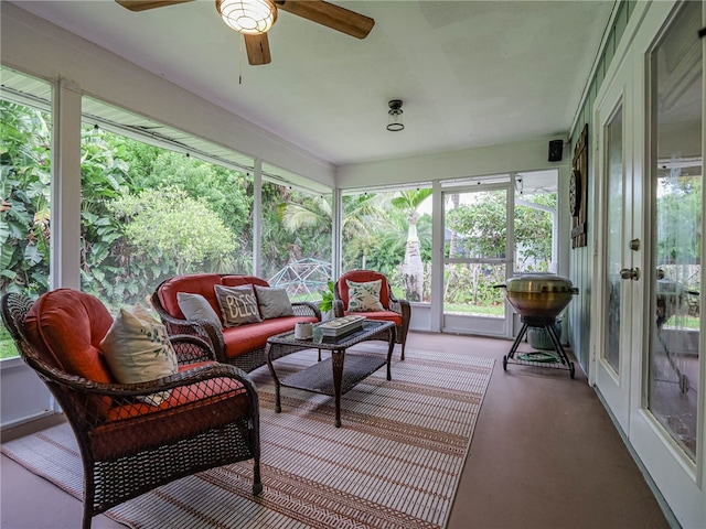 sunroom with ceiling fan