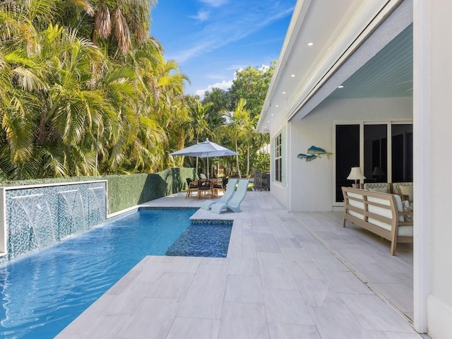 1618 W Sandpointe Pl, Vero Beach, FL 32963 - outdoor pool featuring a patio area and outdoor dining space