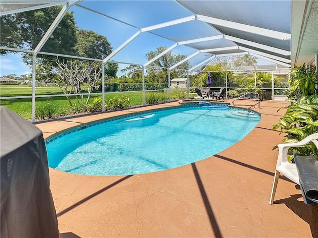 5207 Indian Bend Ln, Fort Pierce, FL 34951 - pool with glass enclosure and a patio area