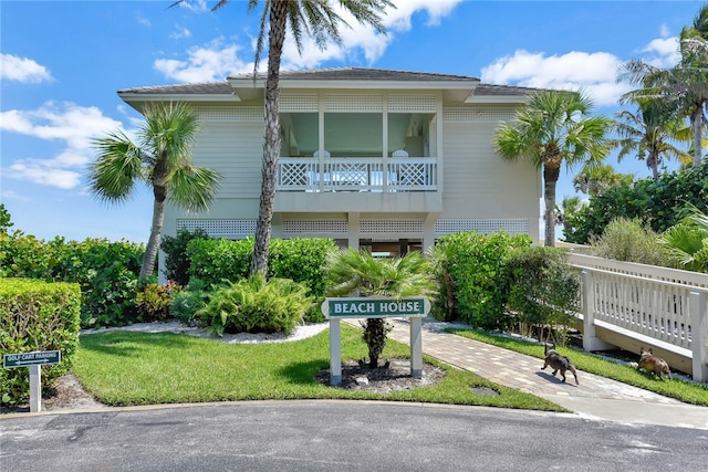 view of front facade with a front yard