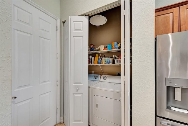 washroom featuring washing machine and clothes dryer