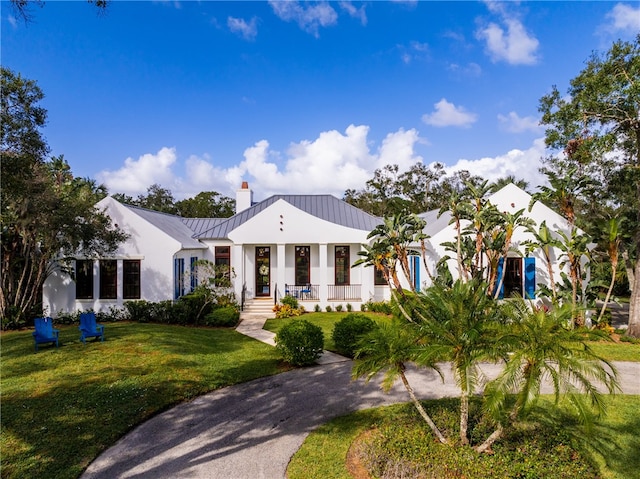 view of front of property featuring a front lawn and a porch