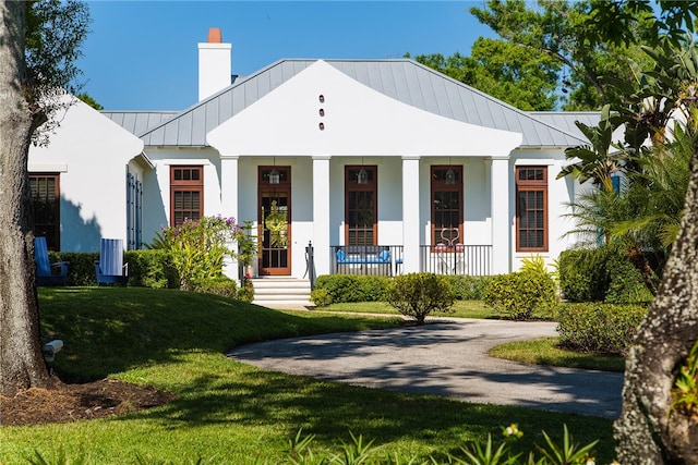 view of front of house with a front lawn