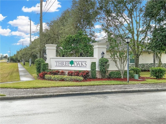 community sign with a lawn