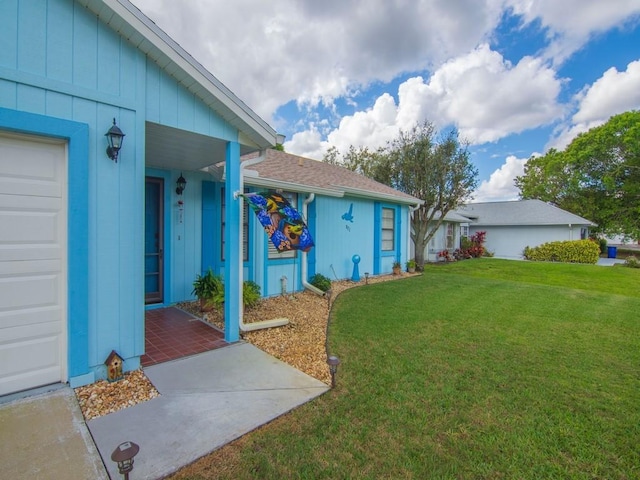 view of yard with a garage