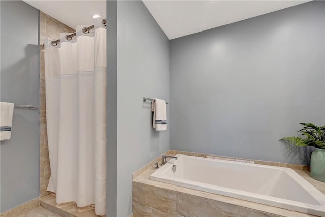 4851 N Newport Island Dr Unit 12A, Vero Beach, FL 32967 - bathroom with a shower with curtain and a garden tub
