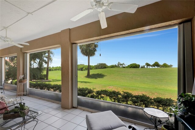 sunroom with ceiling fan