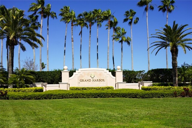 community / neighborhood sign featuring a lawn